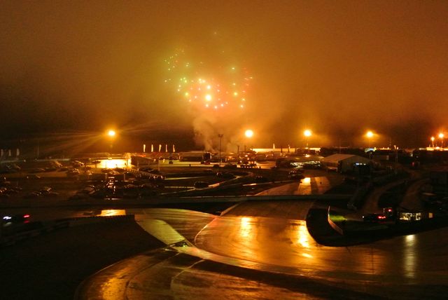 Ring bei Nacht mit Feuerwerk.JPG